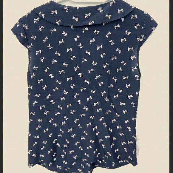 NWOT Tara Jarmon, Size 40, Sleeveless Top with bow design with front bow - Picture 2 of 6